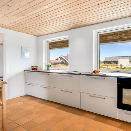 Flot Hus Med Stratag Taet Pa Vesterhavet Sj117 Semesterbostad