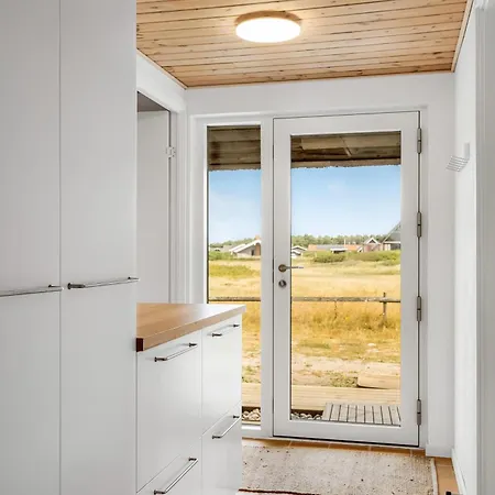 Flot Hus Med Stratag Taet Pa Vesterhavet Sj117